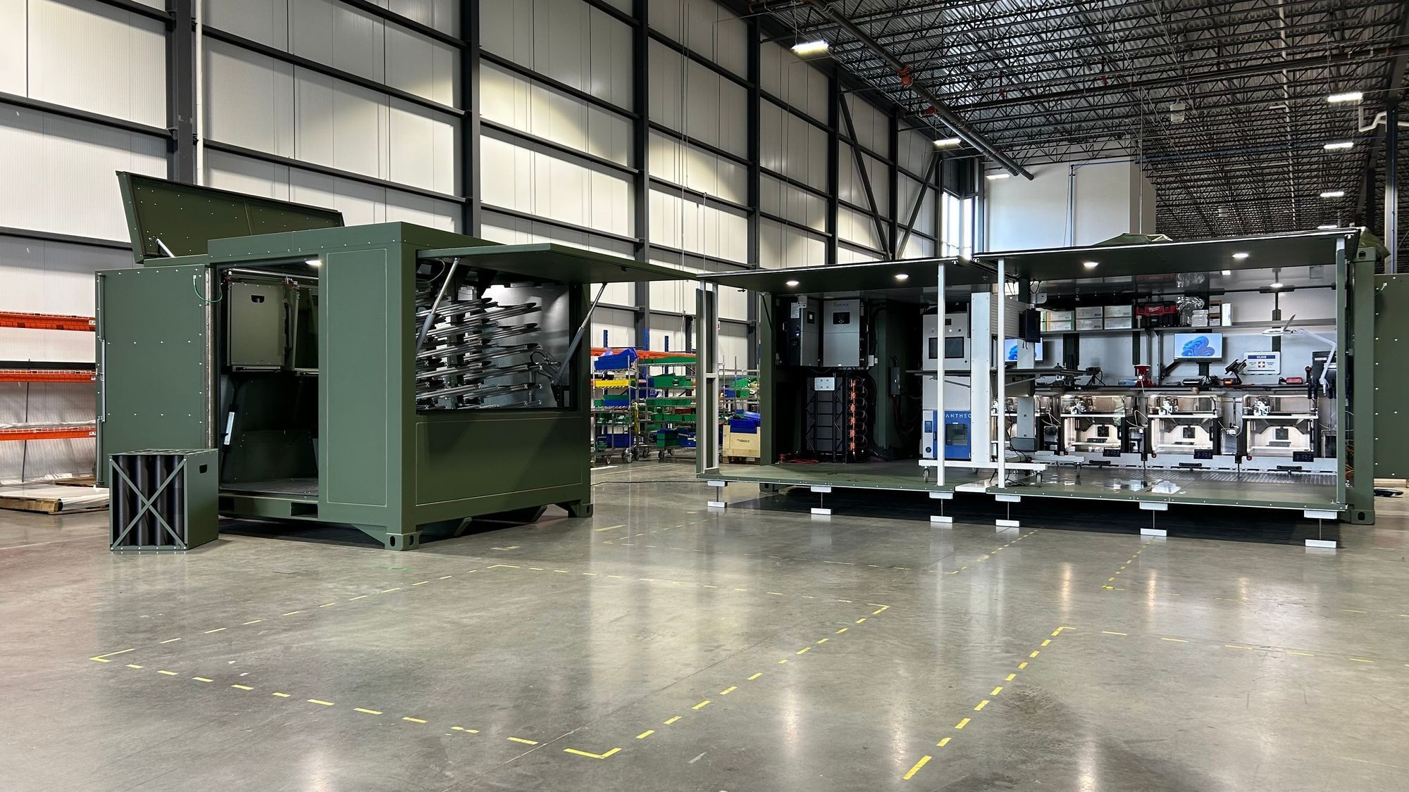 Module ForgeX ouvert de Sentinel avec atelier de fabrication et systèmes de stockage pour drones