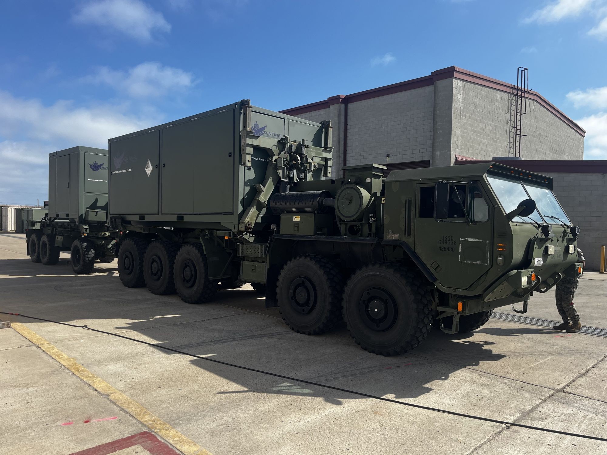 Modules StarForge de Sentinel transportés sur un camion militaire tout-terrain
