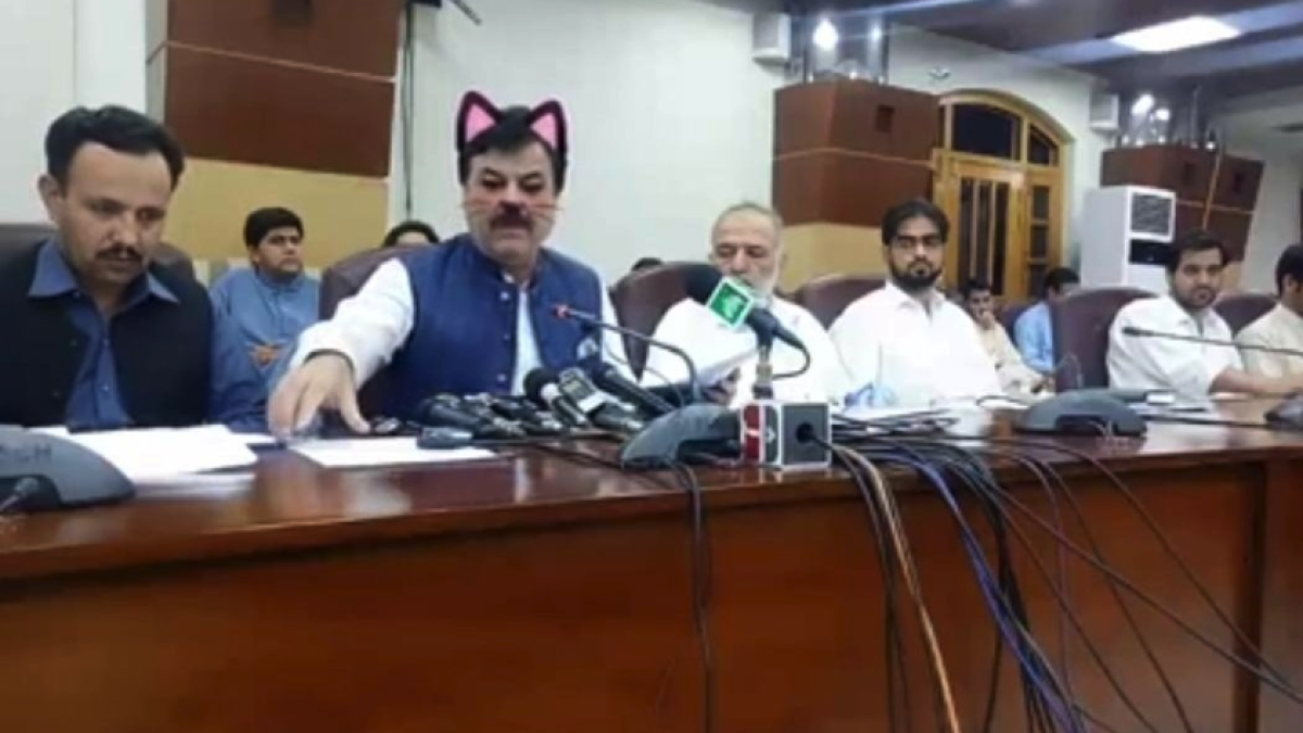 Facebook live : un ministre pakistanais avec des oreilles de chat
