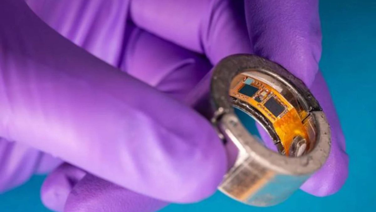 Prototype de la bague connectée CHARM tenu par une main gantée